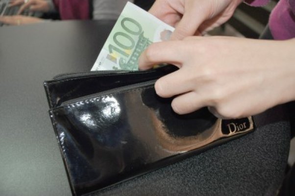 Euro rămâne la 4,45 lei
